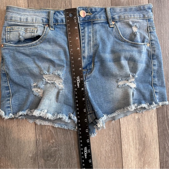 Forever 21 Women’s 28 High Rise Distressed Frayed Raw Hem Medium Wash Shorts - Picture 7 of 7